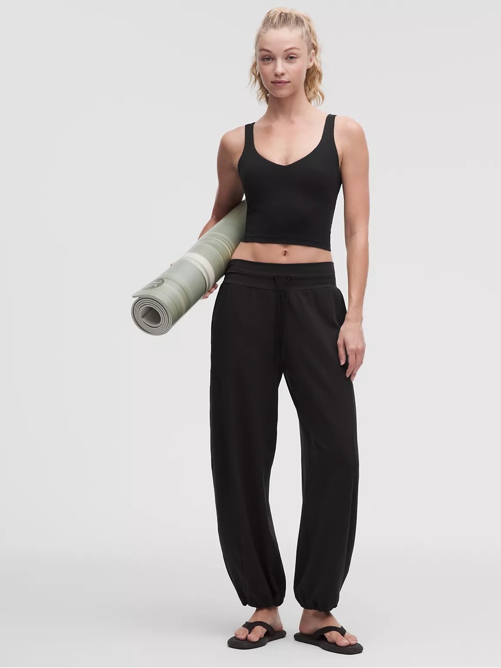 V-Neck Cropped Seamless Crop Tank Top - Black - Picture 3 of 7